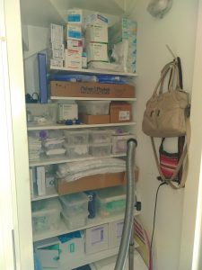 Voorraadkast gevuld met medische artikelen voor Elize