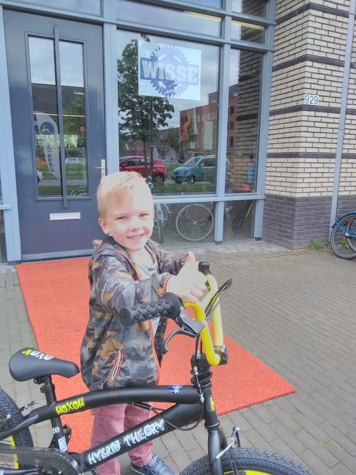 Jarno met zijn nieuwe fiets van fietsenmaker Wisse in Almere Poort