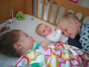 Elize, Jarno en Hanna samen in bed