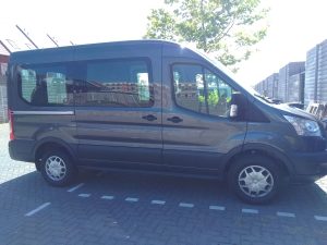 Dit is 'm dan: onze rolstoelbus, een grijze Ford Transit