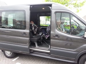 Elize in de rolstoelbus