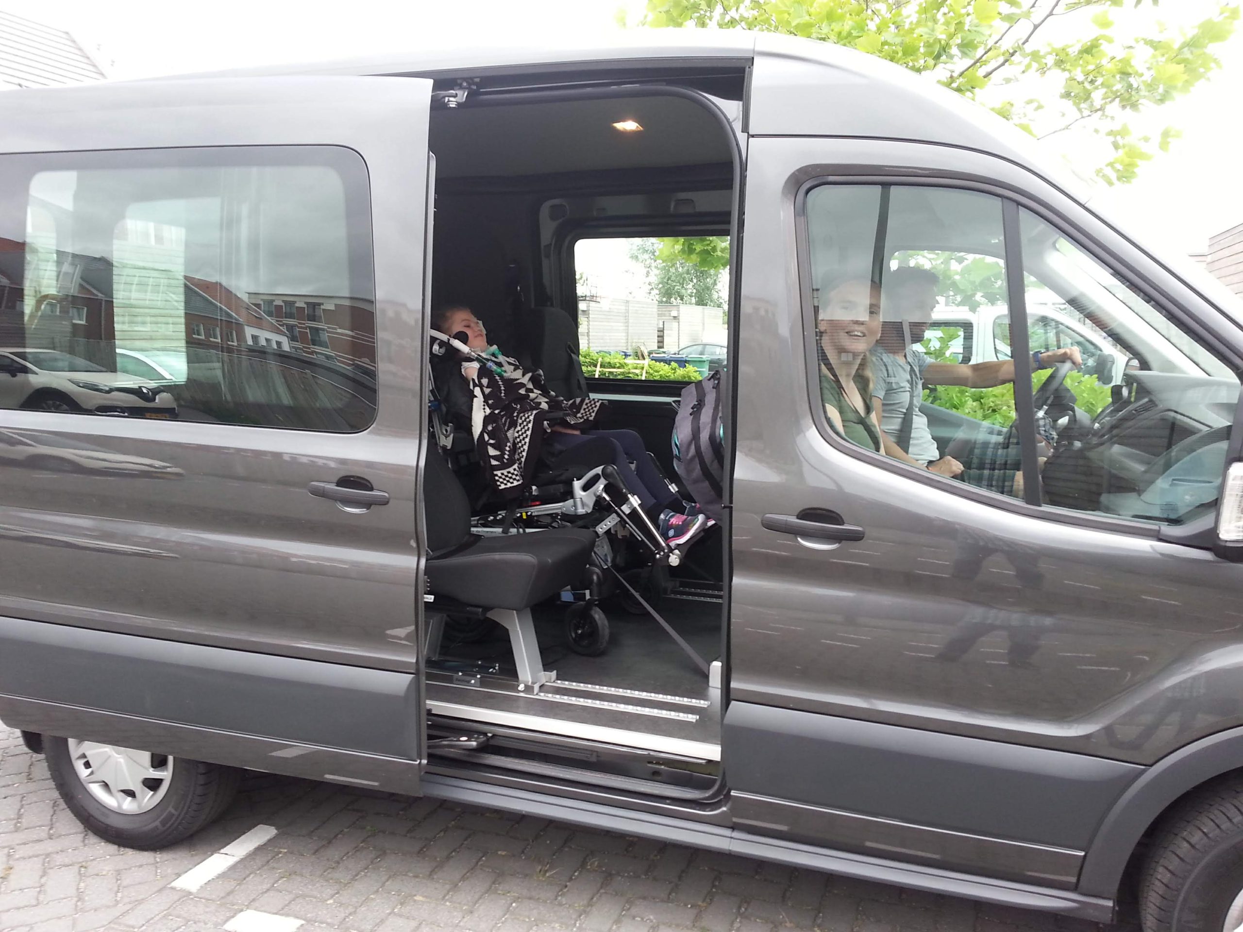 Elize in de rolstoelbus