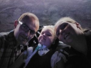 Elize met papa en mama bij de dansvoorstelling