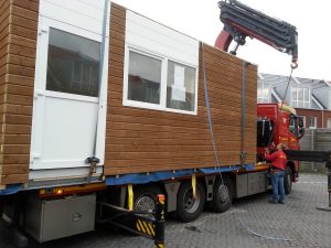 De zorgunit arriveert op de vrachtwagen.