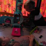 Elize en Jarno spelen met de Clamper.